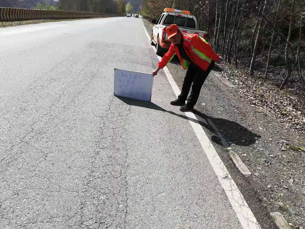 江城公路分局2017年瀝青路面病害修復(fù)工程開(kāi)展如火如茶 .