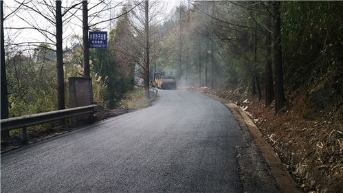 堅(jiān)守施工一線 滎經(jīng)縣滎飛路路面中修工程預(yù)計(jì)春節(jié)前完工