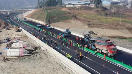 牛!云南首次無人駕駛攤鋪高速公路路面,看這里→