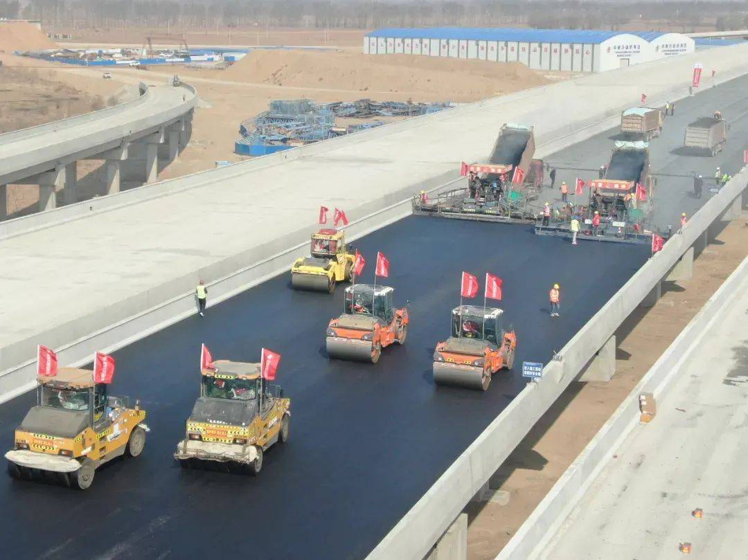 s43 呼和浩特新機(jī)場高速公路項(xiàng)目開展瀝青路面攤鋪?zhàn)鳂I(yè)