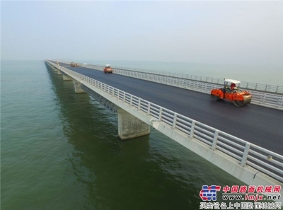 央視“新聞聯播”聚焦悍馬設備在珠港澳大橋上的應用-維特根-工程機械動態-中國路面機械網