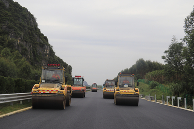 通車倒計時!吳隆高速公路主線瀝青路面順利完成攤鋪